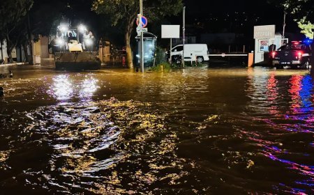 Bodrum ve Marmaris'te sel. Aracıyla suya kapılan kişi aranıyor