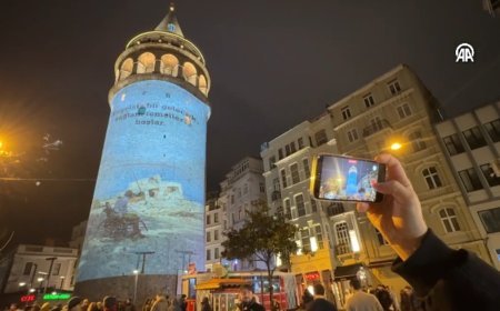 Galata Kulesi'ne 6 Şubat depremlerinin yıl dönümü dolayısıyla video yansıtıldı