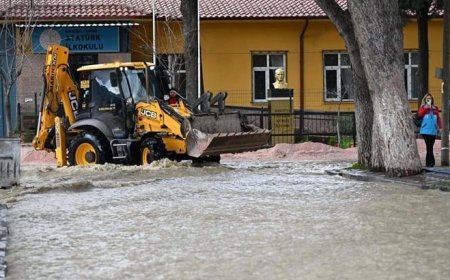 Manisa'da sağanak sele döndü! Dere taştı, tarım alanları suyla doldu