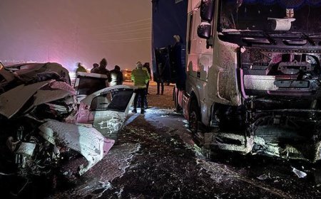 Erzurum'da katliam gibi kaza! Tır ile çarpışan SUV araçta 4 kişi hayatını kaybetti