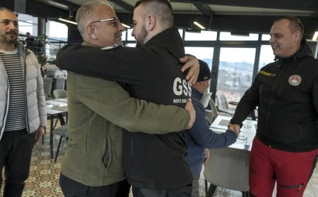 Kendisini enkazdan kurtaran Boşnak ekibiyle Saraybosna'da buluştu