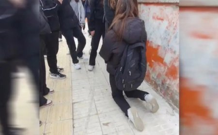 Önce dövdüler sonra diz çöktürüp özür dilettiler