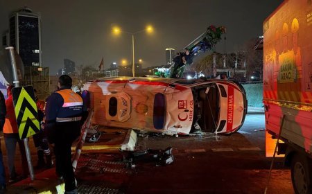 İstanbul'da ambulans takla attı