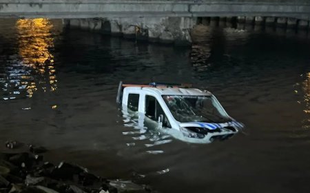 Bakırköy’de İBB'ye ait zabıta aracı denize düştü