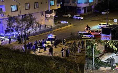 Lastiği patlayan refüje yuvarlandı. Sürücü öldü, annesi yaralandı