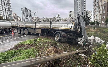 Adana’da kontrolden çıkan tır şarampole devrildi