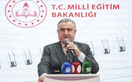 Gençlik ve Spor Bakanı Osman Aşkın Bak, güreş turnuvasının açılış törenine katıldı