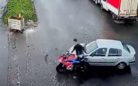 Motosikletle otomobilin çarpıştığı kaza kamerada; 1 yaralı