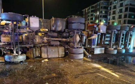 Kavşakta can pazarı! Kömür yüklü TIR devrildi, sürücü kabinde sıkıştı