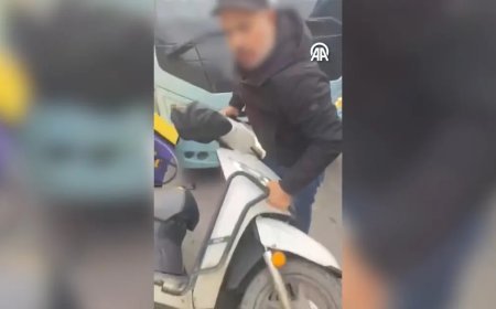 Motokuryeyle 2 minibüsçü arasında trafikte çıkan kavga kamerada