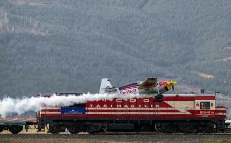 Red Bull sporcusu Dario Costa tarih yazdı! Hareket halindeki trene iniş ve kalkış yaptı