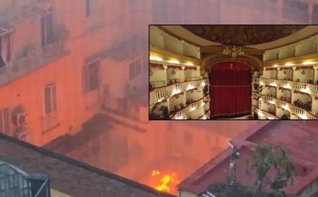 İtalya'da yangında tarihi tiyatronun çatısı çöktü!