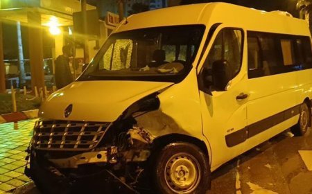 Adana'da otomobil ile minibüs çarpıştı! 3 kişi yaralandı