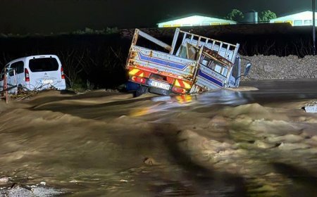 Manisa’da derede mahsur kalan 2 araç kurtarıldı