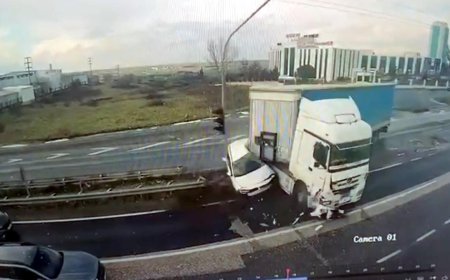 Işık ihlali yapan TIR'ın çarptığı otomobilin sürücüsü yaralandı; kaza kamerada