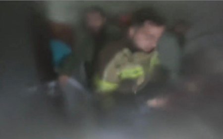 Çıkan ev yangınında alevlerin arasına daldı! O anlar kask kamerasında