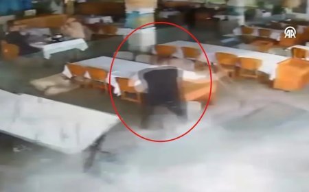 Dev dalgaların restorana verdiği hasar kamerada