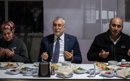 Çalışma ve Sosyal Güvenlik Bakanı Işıkhan, ilk iftarını fabrika işçileriyle yaptı