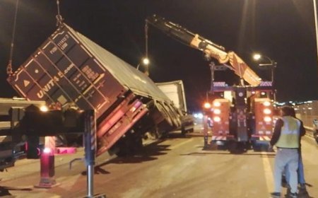 Büyükçekmece TEM Otoyolu'nda TIR devrildi; şoförü yaralandı