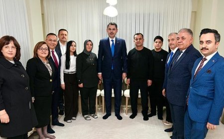 Bakan Kurum, depremzede ailenin yeni evine misafir oldu