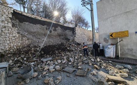 Niğde Kalesi'nin istinat duvarı çöktü