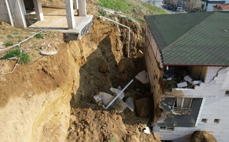 Kaçak kazıda kaya parçası koptu. Hasar gören bina çökme noktasına geldi