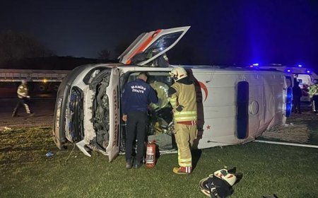 Manisa’da feci kaza! Otomobille çarpışan ambulans devrildi: 5 yaralı