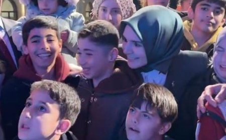 Bakan Göktaş, çocuklarla birlikte 'Kabe'de Hacılar' ilahisine eşlik etti