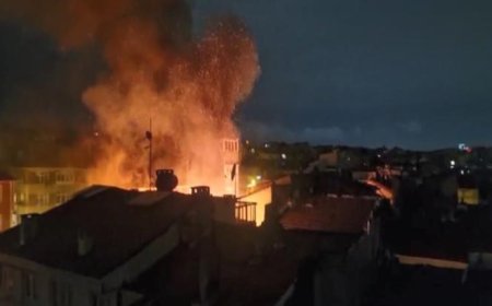 Fatih’te 3 katlı metruk binada yangın çıktı