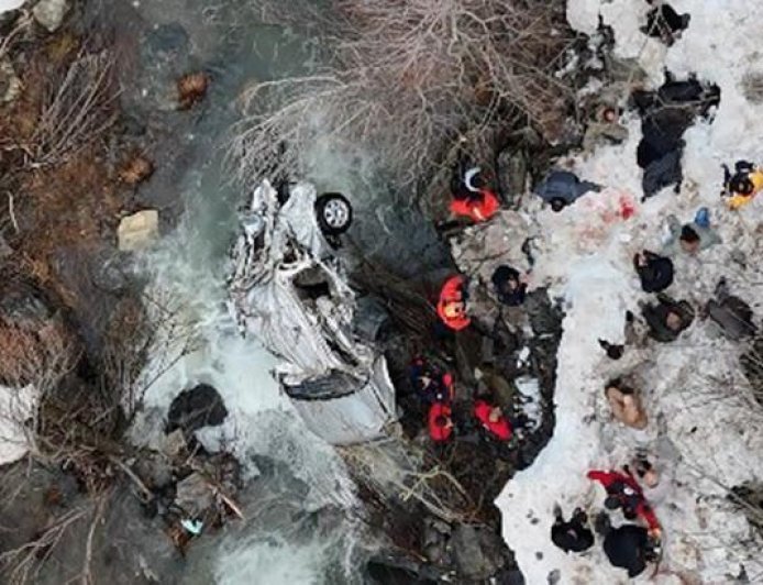 Bitlis'te otomobil dereye uçtu: 3 ölü, 5 yaralı