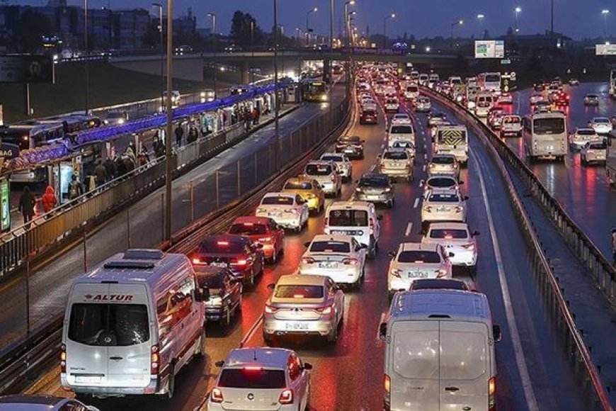 İstanbul’da trafik kırmızı alarm veriyor! Yoğunluk yüzde 87’ye ulaştı