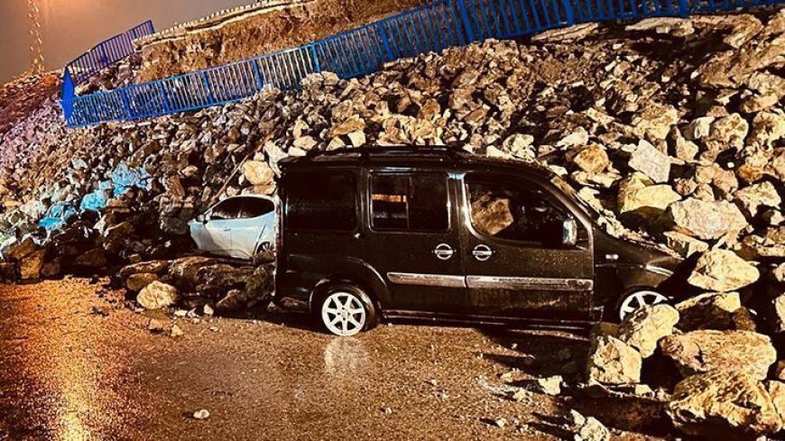 Hatay'da istinat duvarı araçların üzerine çöktü! 6 araçta hasar oluştu