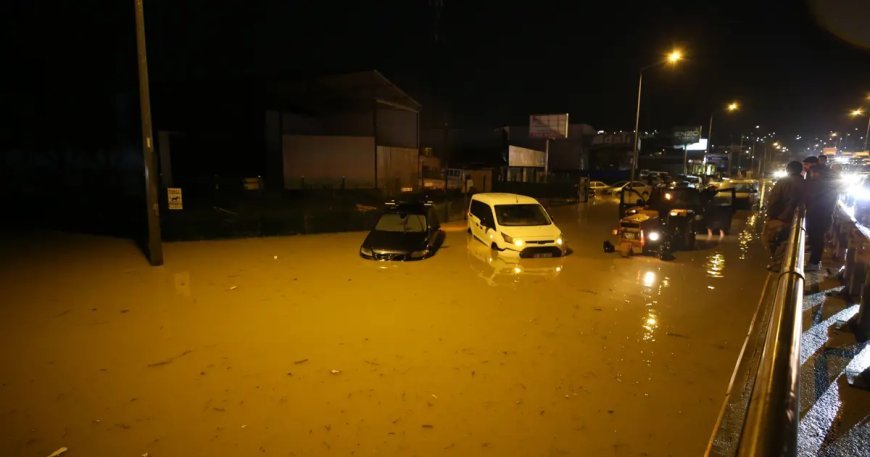 Aydın'da fırtına, sel, dolu. Deniz suyu bulvarla birleşti