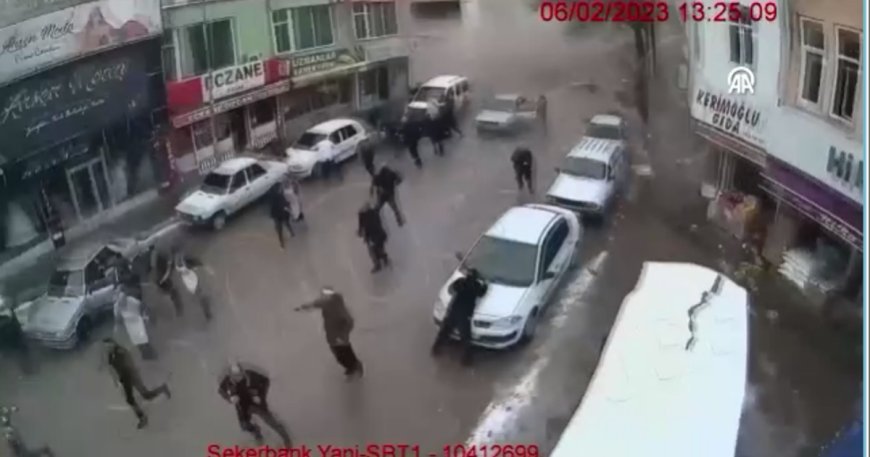 Deprem felaketinden yeni görüntü. Binaların peş peşe yıkılması kamerada