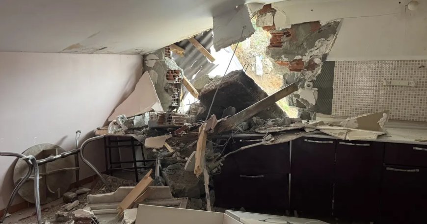 Kocaeli'de yıkılan istinat duvarı eve zarar verdi. 2 bina tedbiren boşaltıldı