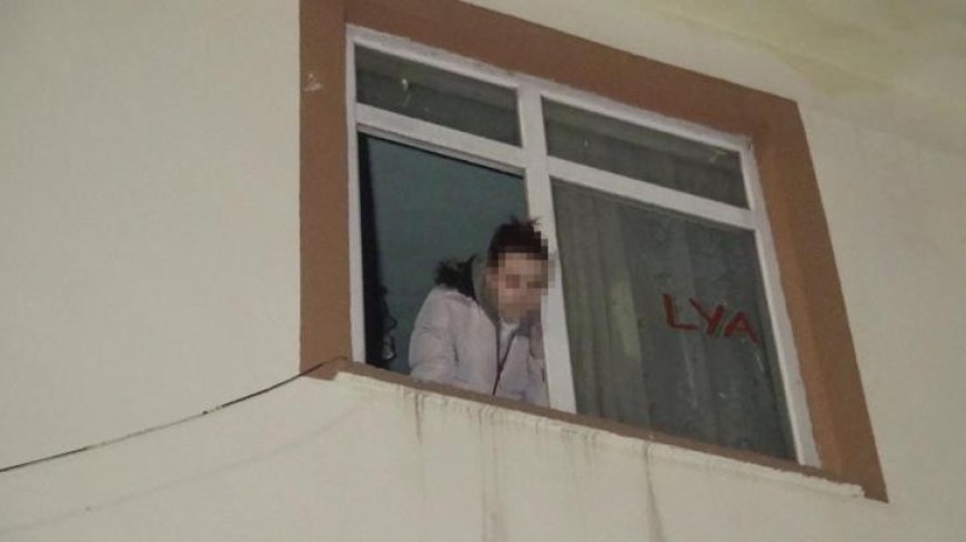 Kapıyı üzerine kilitleyip kaçtı, genç kadın pencereden yardım istedi