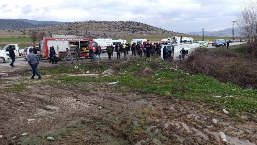 Tokat’ta öğrencileri taşıyan minibüsle otomobil çarpıştı: 6 öğrenci yaralı