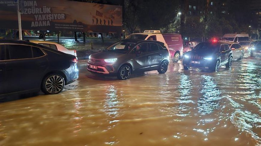 Adana'da sağanak hayatı felç etti! Caddeler göle döndü, araçlar mahsur kaldı