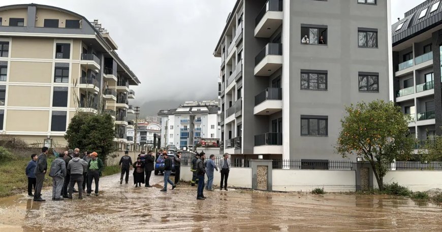 Akdeniz'de fırtına: 13 ilçede eğitime ara verildi