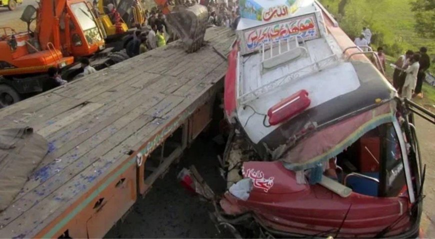 Pakistan'da yolcu otobüsü ile tır çarpıştı! Çok sayıda ölü ve yaralı var