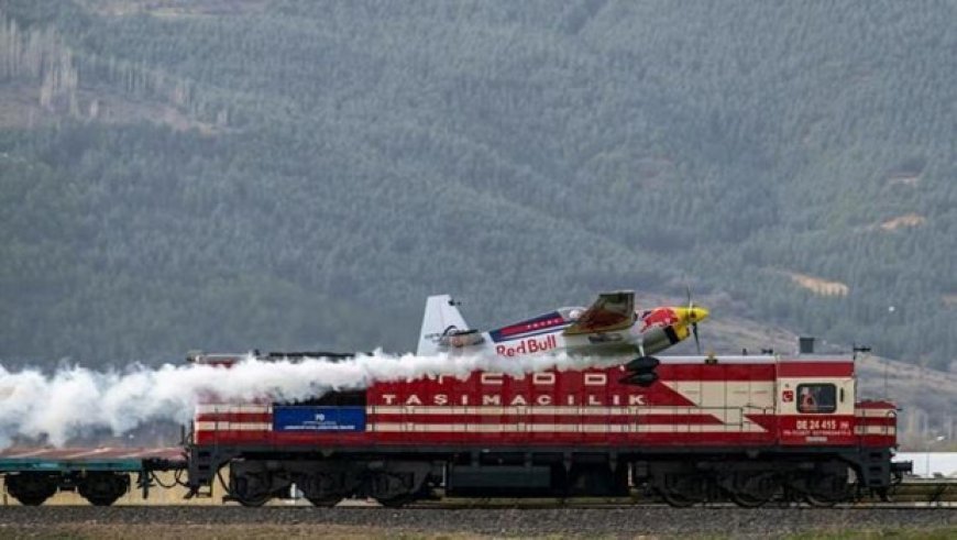 Red Bull sporcusu Dario Costa tarih yazdı! Hareket halindeki trene iniş ve kalkış yaptı
