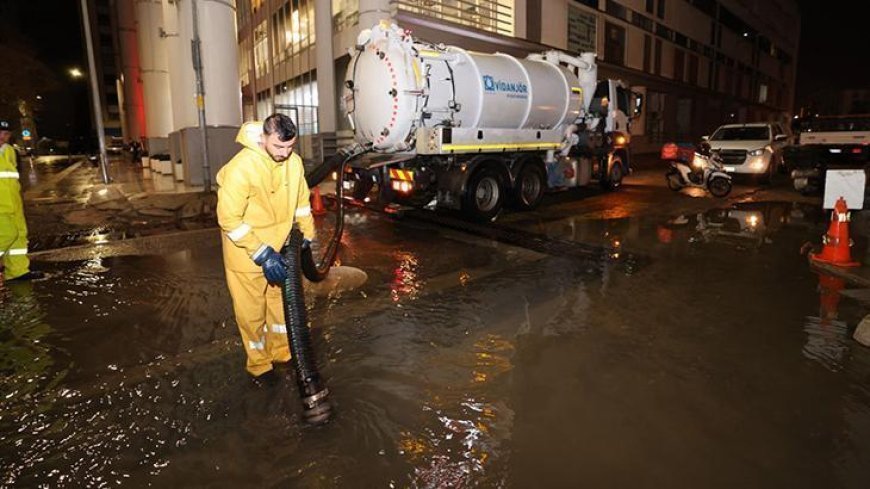 İzmir'de deniz seviyesi 85 santimetre yükseldi! Cadde ve sokaklar göle döndü