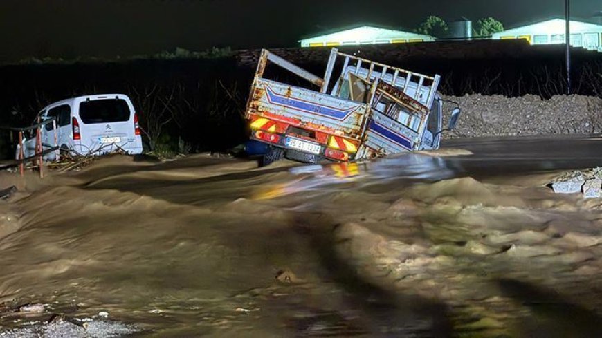 Manisa’da derede mahsur kalan 2 araç kurtarıldı