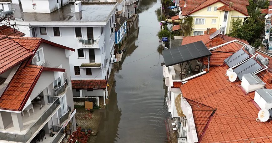 Fırtına birçok ili vurdu. Yollar sular altında kaldı, bir ilçe Venedik'e döndü