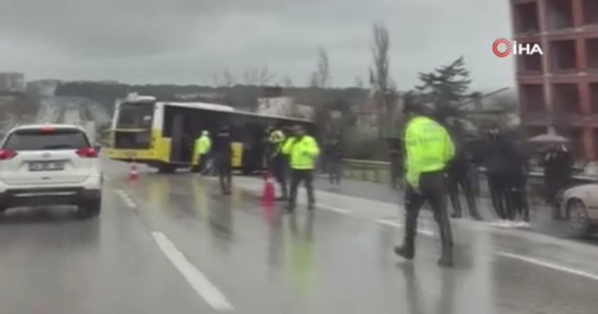 İstanbul'da İETT yoldan çıkarak bariyerlere çarptı. Yaralılar var