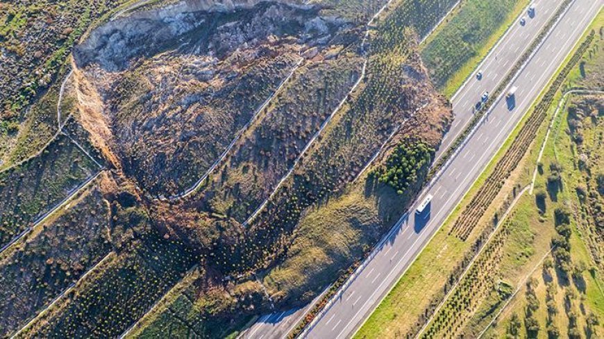 İstanbul-İzmir Otoyolu’nda heyelan! 3 şerit trafiğe kapandı