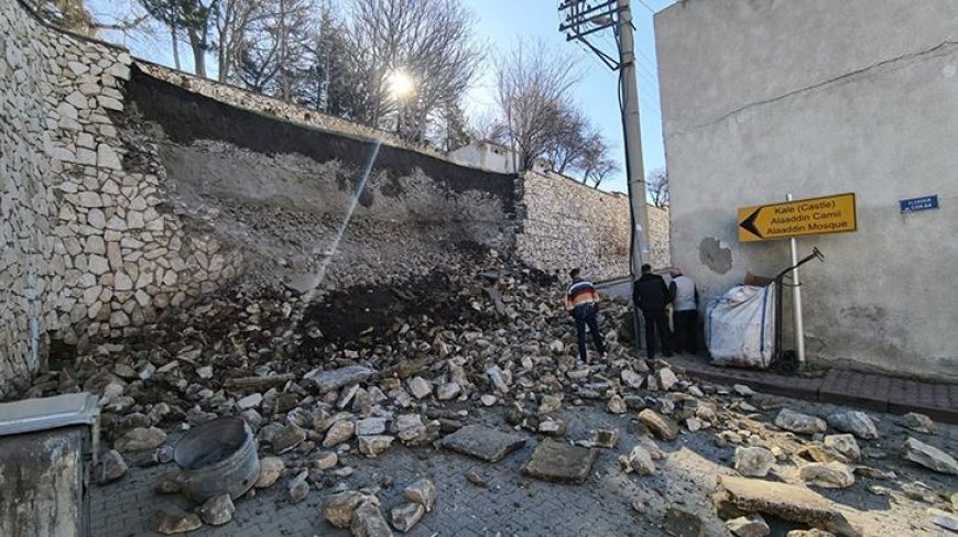 Niğde Kalesi'nin istinat duvarı çöktü