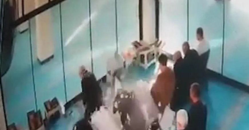 Caminin tavan alçısı cemaatin üstüne düştü