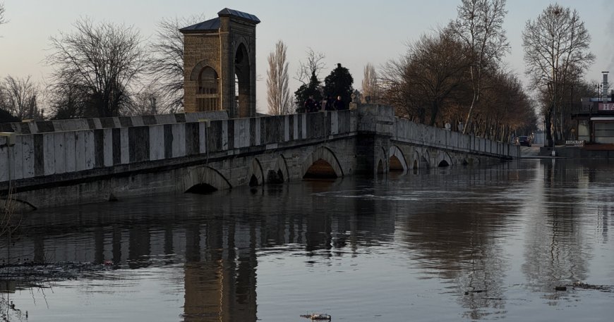 Kırmızı alarm verildi. Meriç'te sular yükseliyor, çok sayıda ekip bekliyor