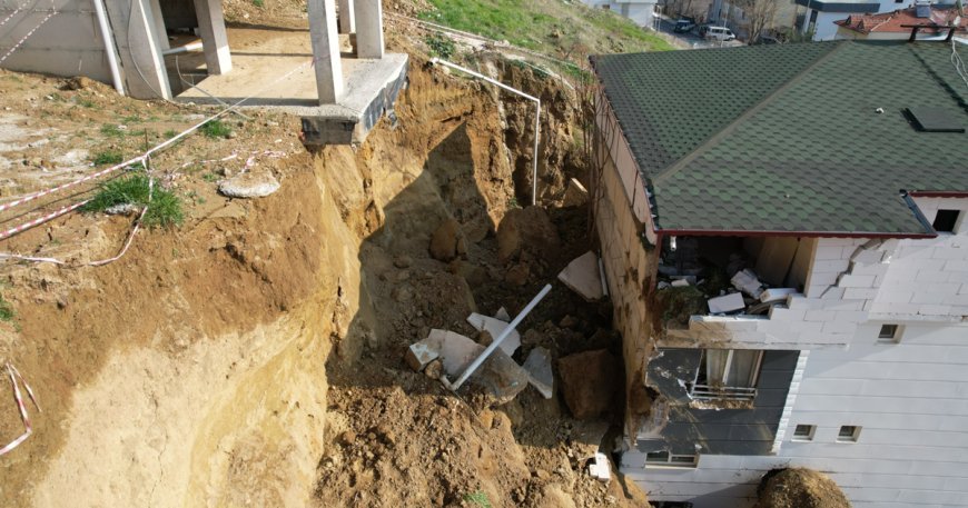 Kaçak kazıda kaya parçası koptu. Hasar gören bina çökme noktasına geldi
